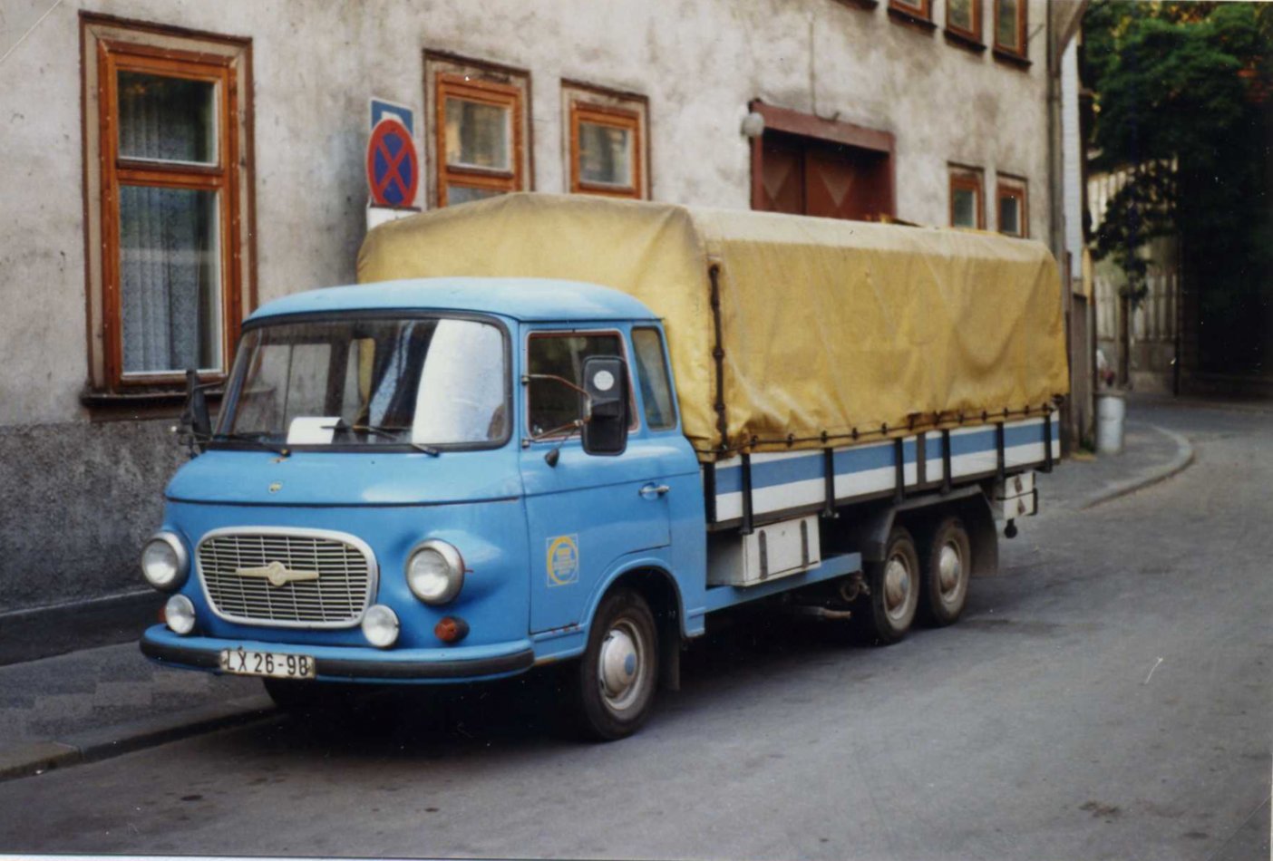 Barkas_B1000_twin-axle_LKW_LX_26-98,_Erfurt,_DDR,_August_1989_-_Flickr_-_sludgegulper