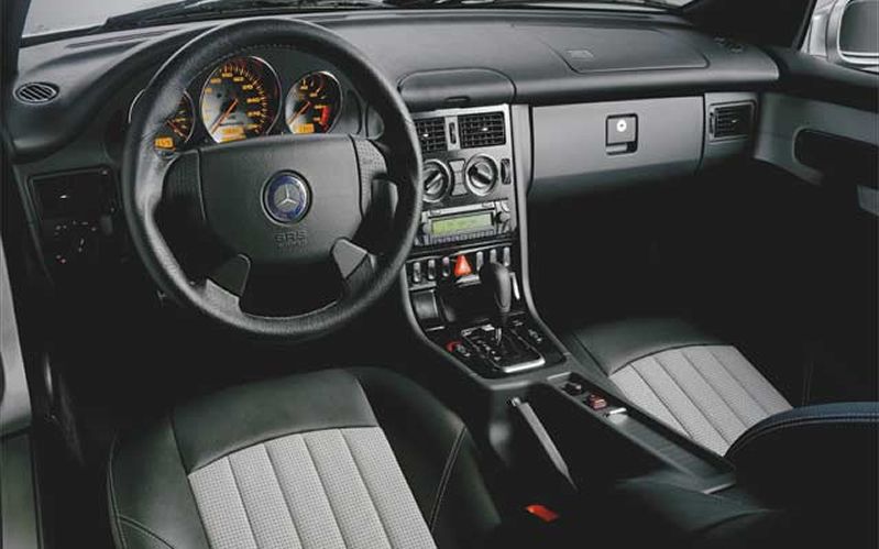 0107_04zoom+2002_Mercedes_Benz_SLK_32_AMG+Front_Interior_View_Dash
