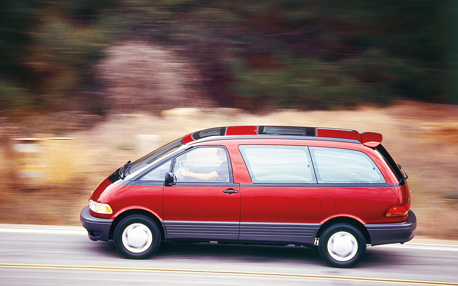 1994-toyota-previa-le-side-in-motion
