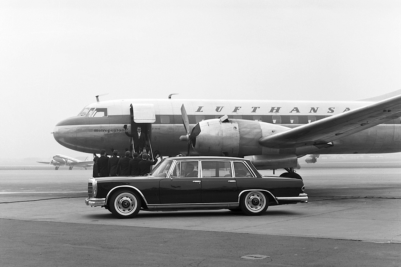 Mercedes-Benz Typ 600 (Baureihe W 100, 1964 bis 1981). Fotoshooting aus dem Jahr 1963 mit der ersten Vorserien-Pullman-Limousine.