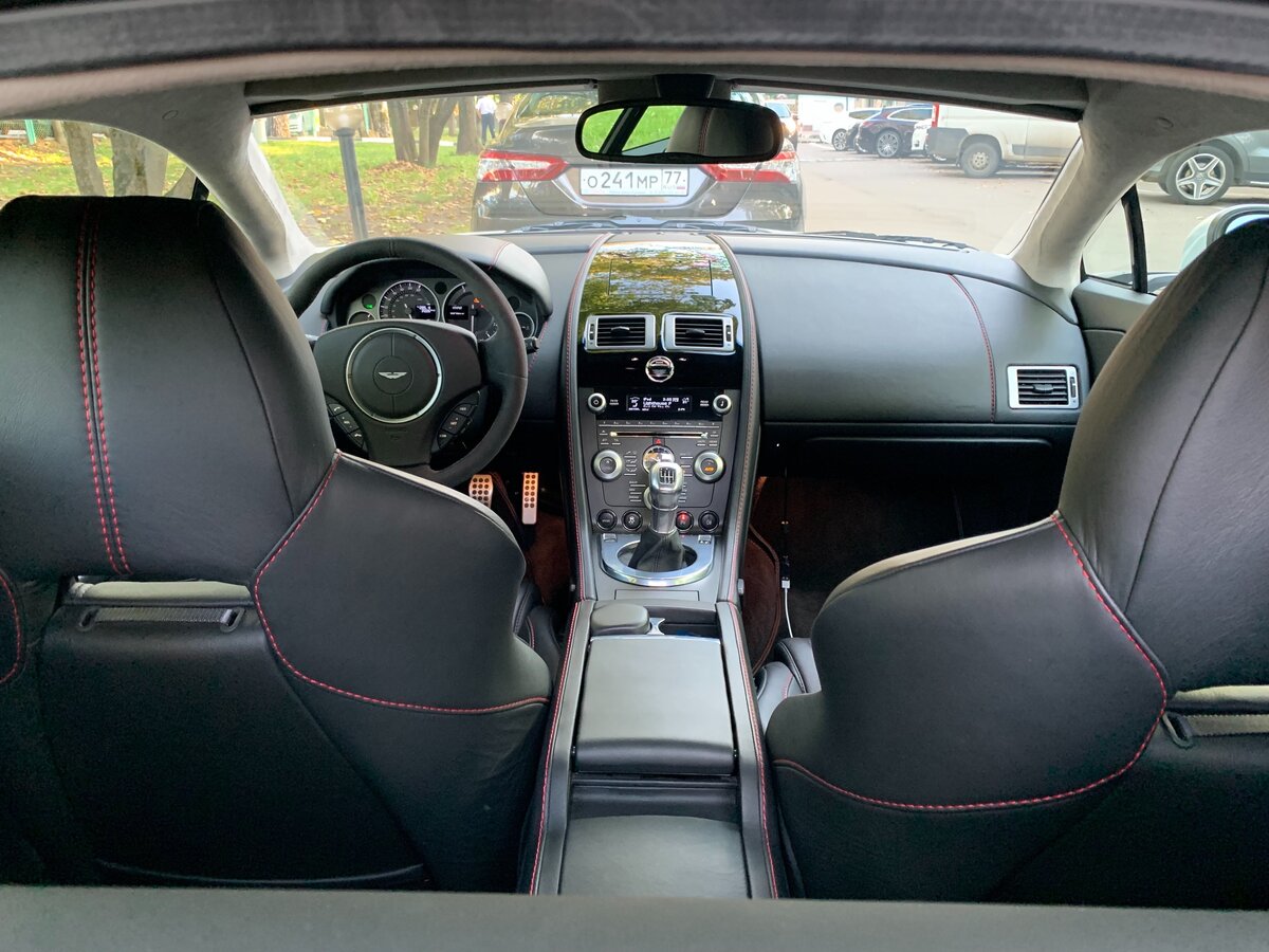 Aston Martin Vantage v12 Interior